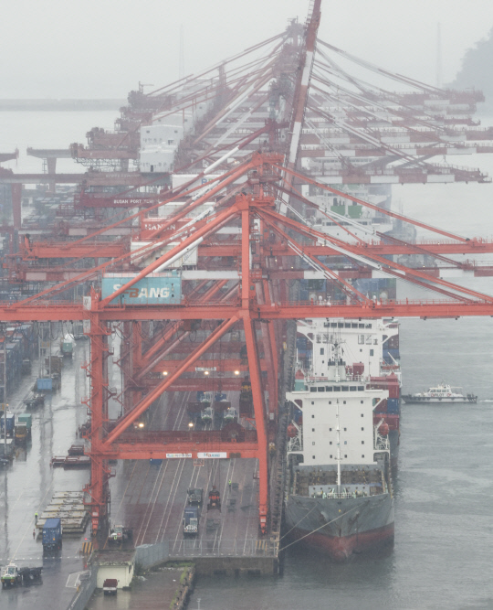 1일 부산항 신선대부두에서 컨테이너 하역작업 하는 모습. [연합뉴스]